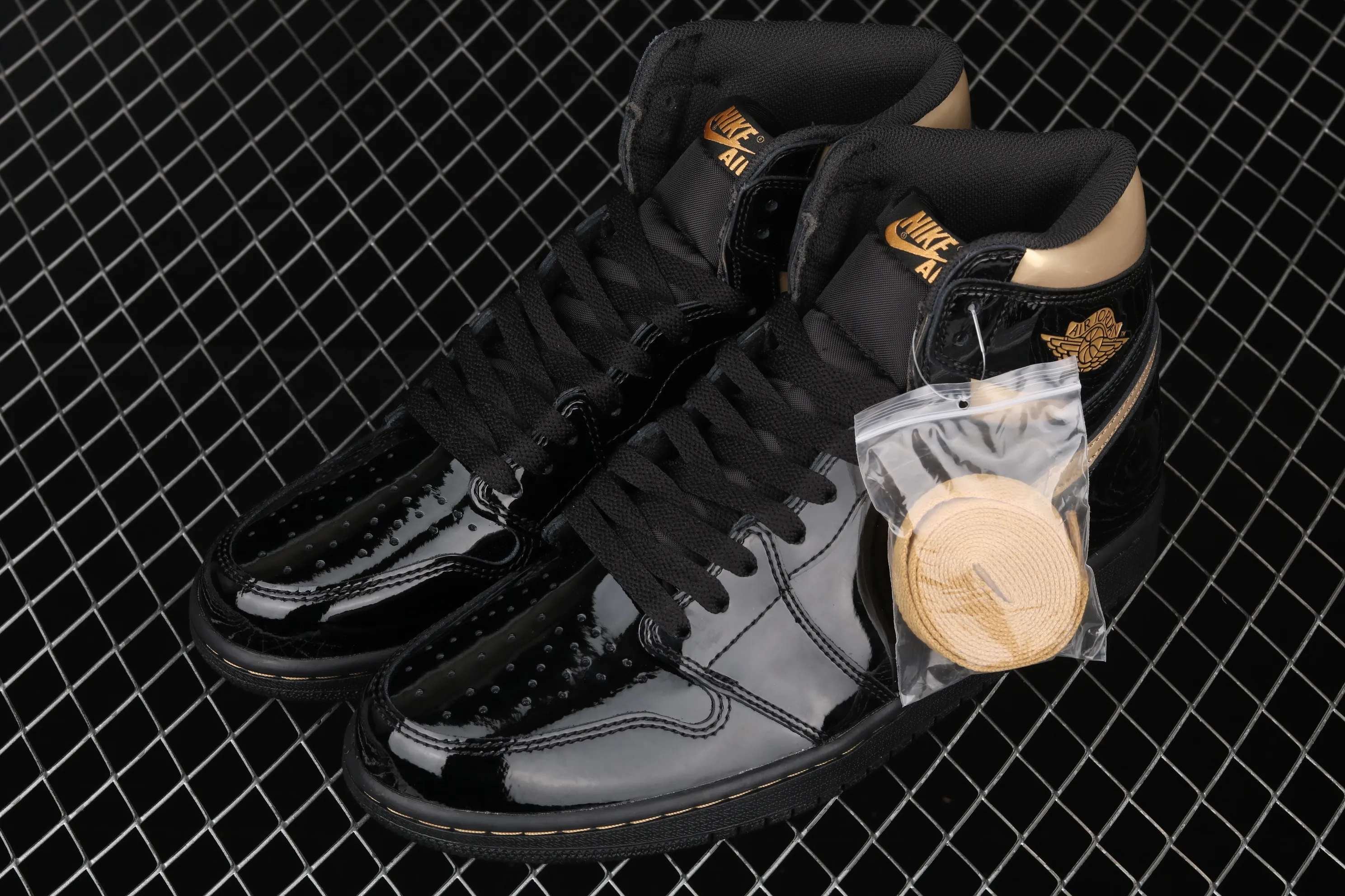 All categories Air Jordan Jordan series basketball shoes Air Jordan 1 High pure original version Air Jordan 1 High OG "Metallic Gold" AJ1 Joe 1 black gold patent leather 555088-032